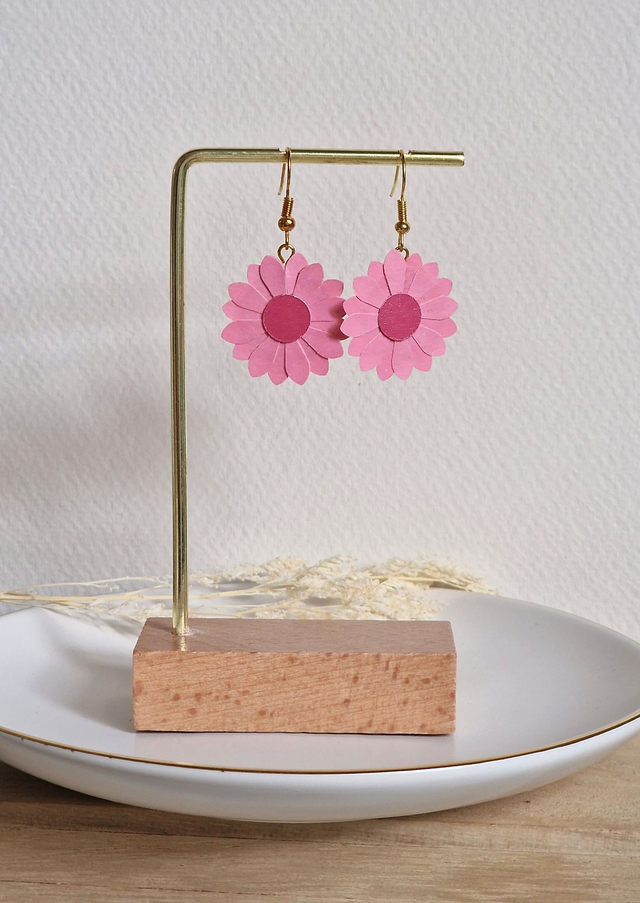 Boucles d’oreilles marguerites en papier, création florale artisanale.