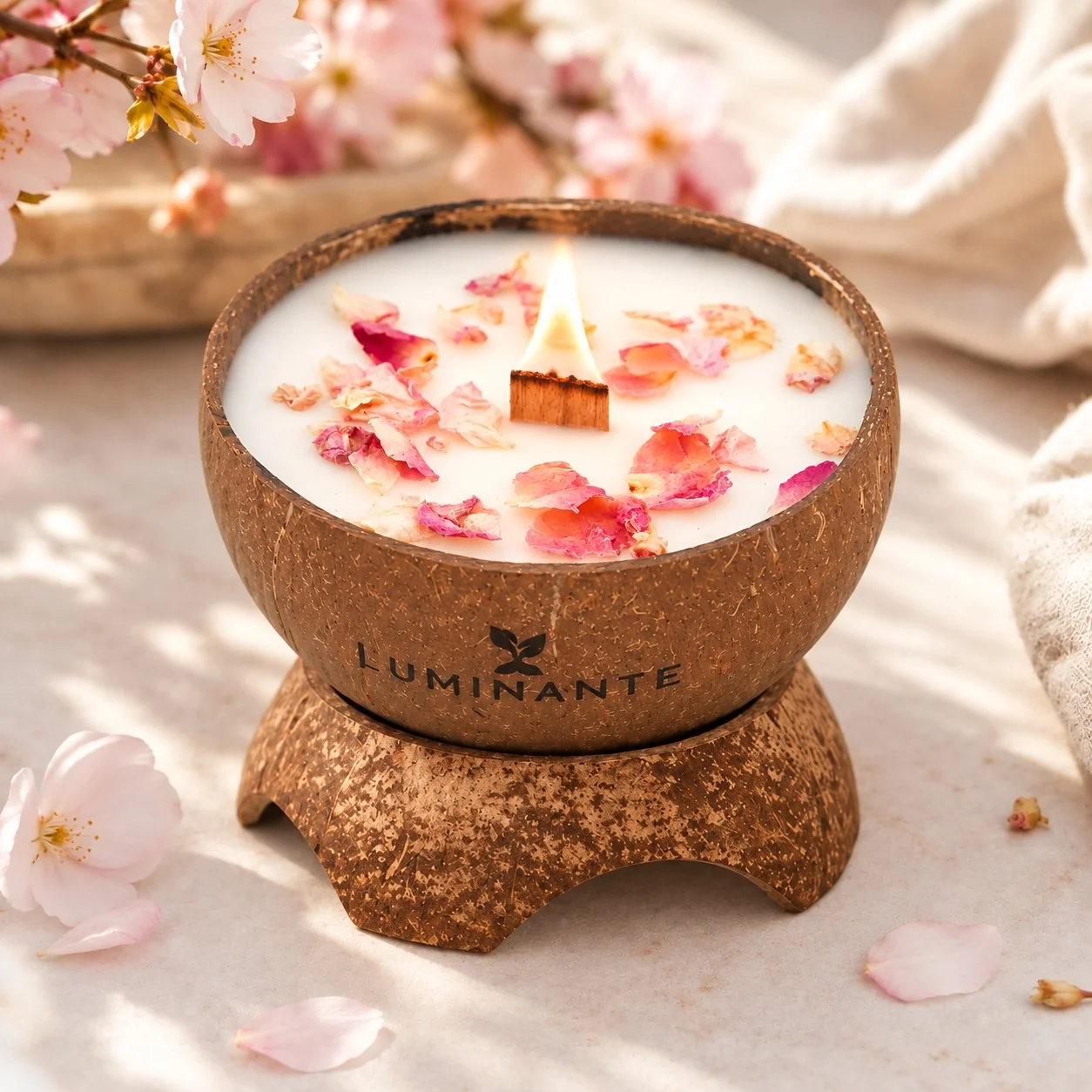 Bougie artisanale Luminante Fleur de Cerisier dans sa coque en noix de coco.